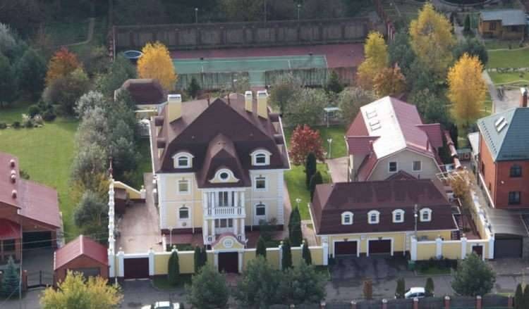 Исполнительница хита «Роза Чайная» провела экскурсию по своему шикарному дому