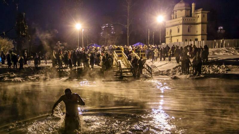 Крещение Святое Богоявление православные верующие встречают 19 января 2021 года Крещение Святое Богоявление православные верующие встречают 19 января 2021 года