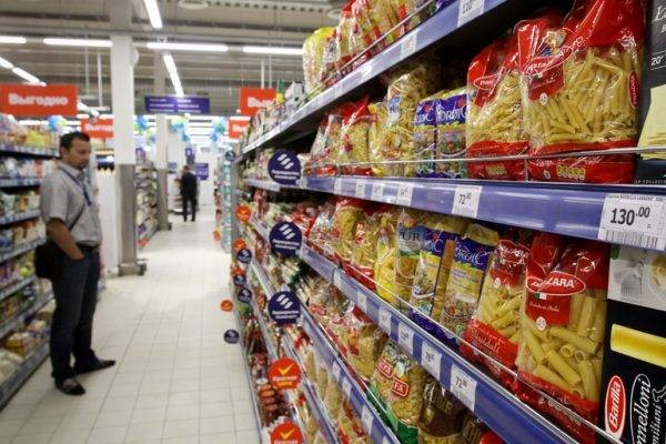Как в России помочь бедным: заморозить цены или устроить «полки для бедных»