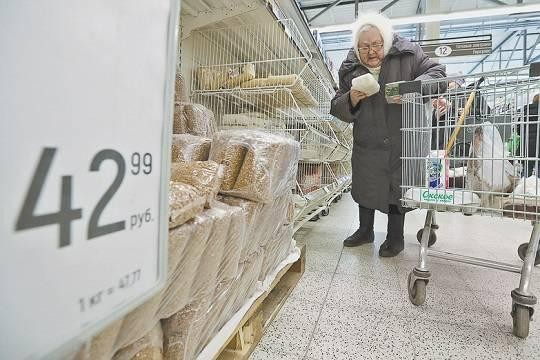 Как в России помочь бедным: заморозить цены или устроить «полки для бедных»