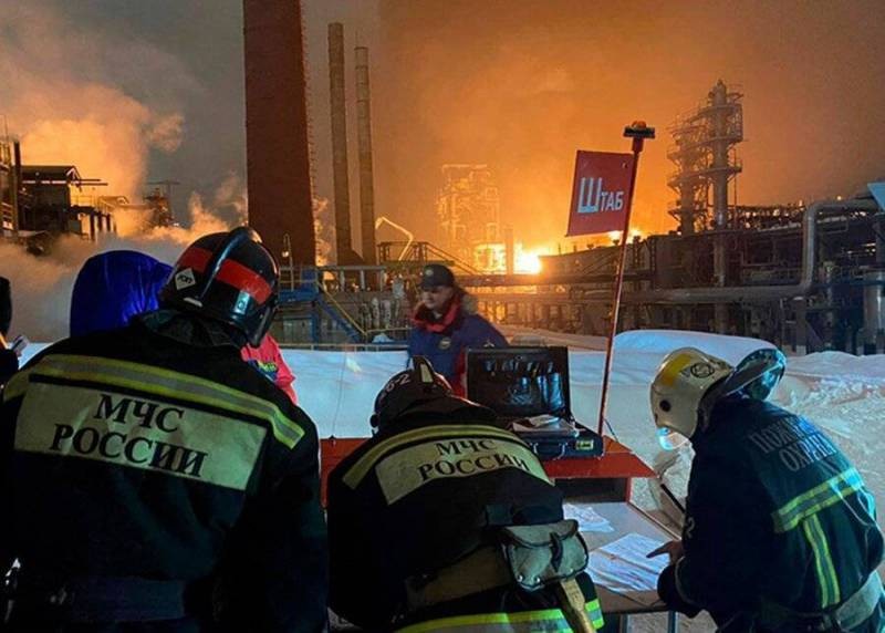 Пожар в нефтехимическом заводе в Уфе “Уфаоргсинтез” 25 января 2021 года не могли потушить больше десяти часов