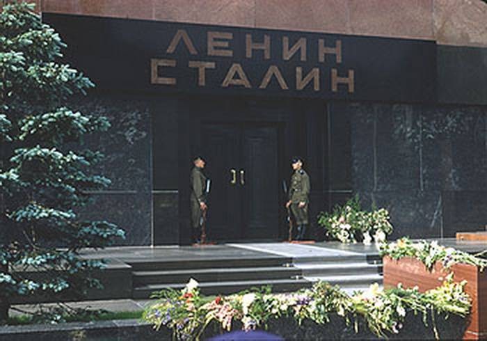 Почему Иосифа Сталина убрали из Мавзолея