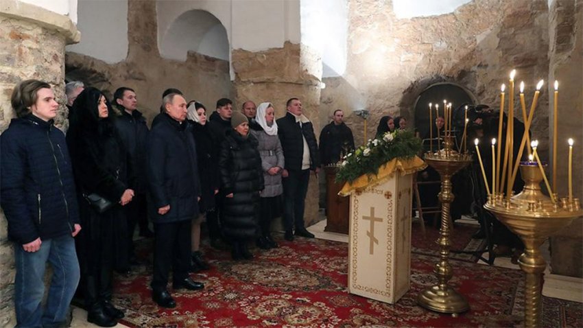 Владимир Путин посетил рождественскую службу в храме без маски и перчаток