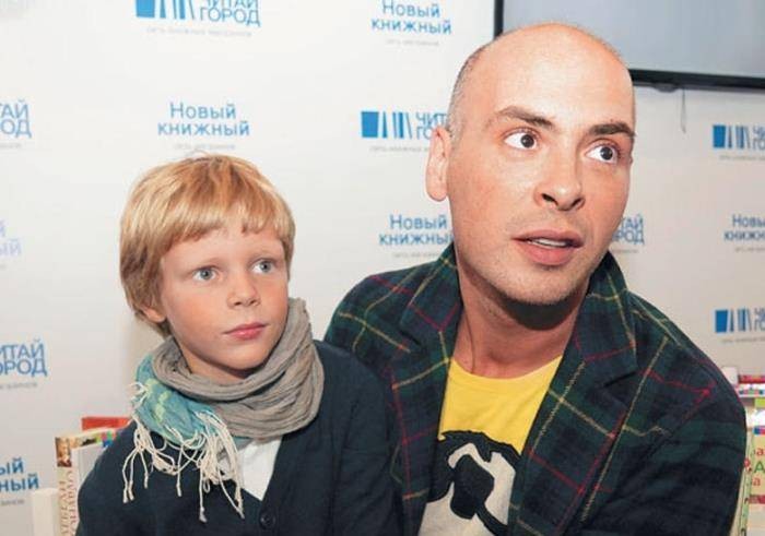Куда пропал с первого канала телеведущий Антон Привольнов