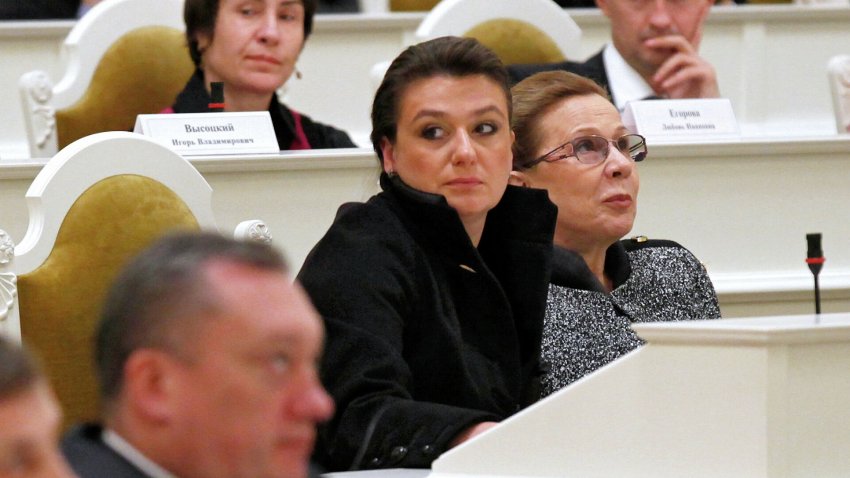 Актриса и депутат Анастасия Мельникова назвала свою зарплату небольшой и скромной