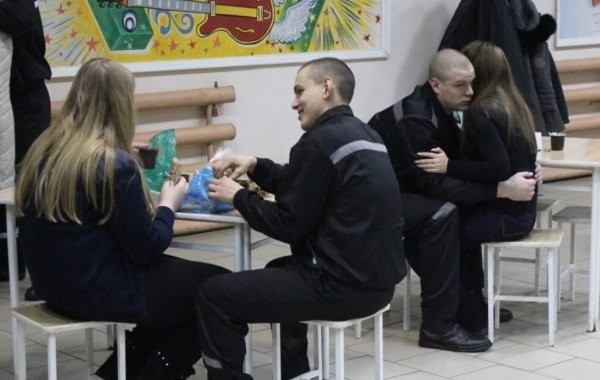 Озвучены сроки снятия ограничений на свидания в колониях и СИЗО