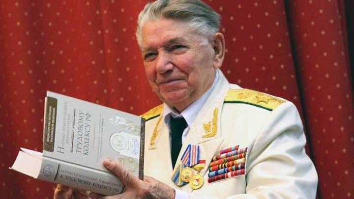 Ушел из жизни бывший генпрокурор СССР Александр Сухарев