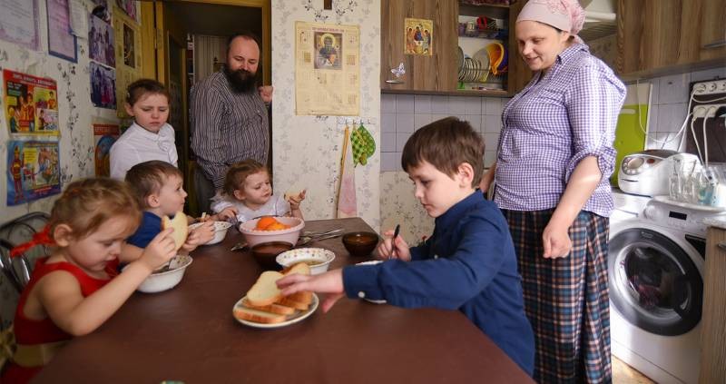 Какими льготами пользуются многодетные семьи в России