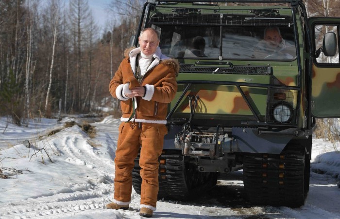 Путин прокатил Шойгу на вездеходе по тайге 
