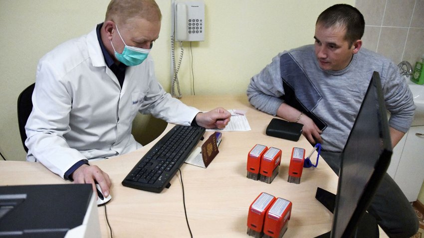 Медосмотры работников в России будут проходить по новым правилам