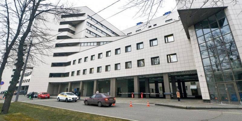 Неудачное падение ведущей Екатерины Стриженовой спас швейцарский имплант