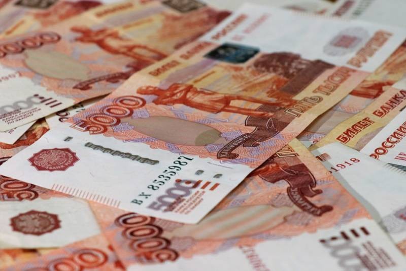 Премьер-министр России поручил выплатить по 10 тыс. рублей семьям с детьми Премьер-министр России поручил выплатить по 10 тыс. рублей семьям с детьми