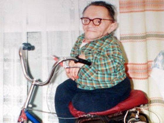 Самый маленький мужчина, которого жене нужно было носить в сумке: как сложилась жизнь необычного россиянина