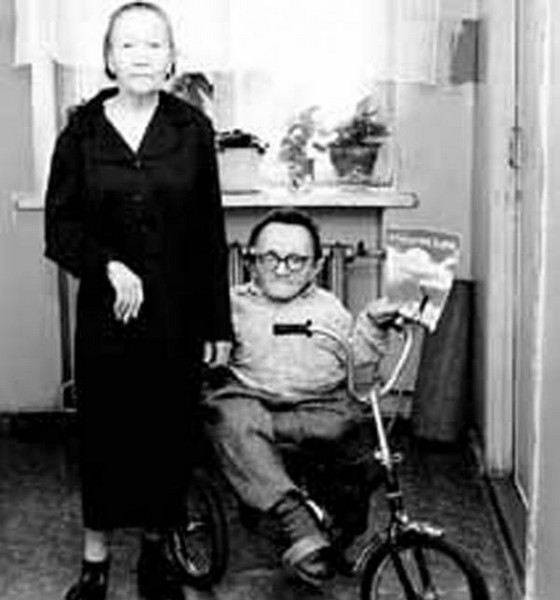 Самый маленький мужчина, которого жене нужно было носить в сумке: как сложилась жизнь необычного россиянина