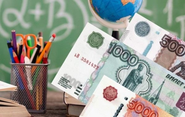 Стало известно, когда семьям с детьми начнут выплачивать по 10 тысяч рублей