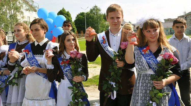 В каких форматах пройдут выпускные и последние звонки в школах России в 2021 году