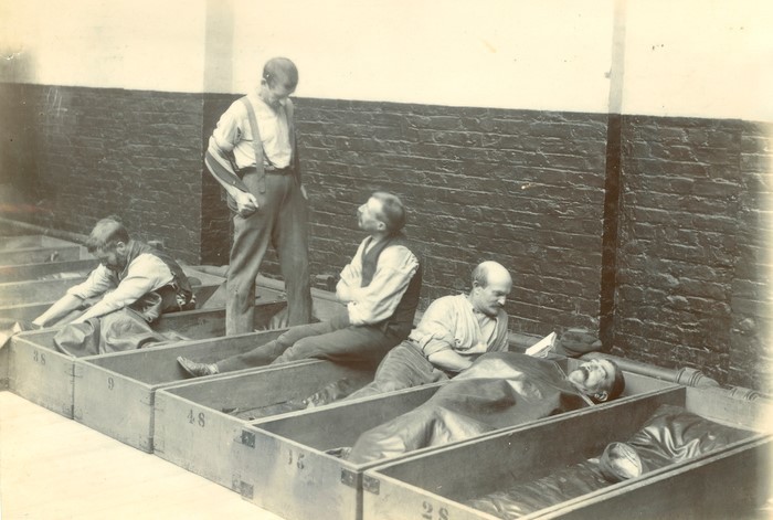 Гробы и двухпенсовый подвес или где ночевали бездомные англичане