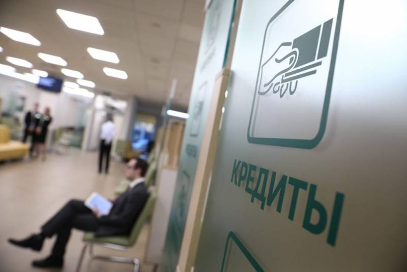 Сбербанк выдаст россиянам кредитные деньги на карточку до зарплаты