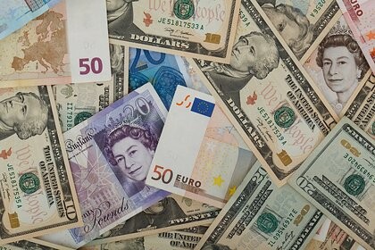 Финансист назвал россиянам лучшее время для покупки долларов и евро Финансист назвал россиянам лучшее время для покупки долларов и евро
