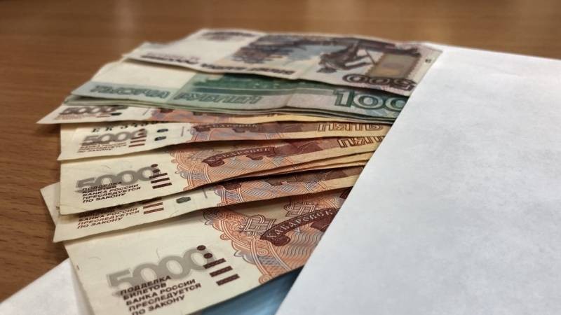 Какой размер заработной платы у Героя труда в России