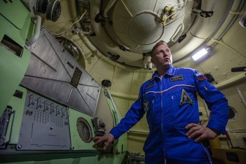 Кабмин снова повышает оклады российским космонавтам