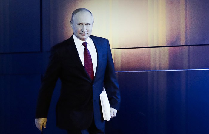 Оклады одинаковые, надбавки и премии прозрачные: Путин пообещал медикам новую систему оплаты труда