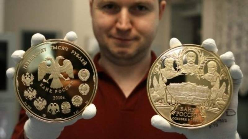 Граждане РФ начали массово покупать золото Граждане РФ начали массово покупать золото