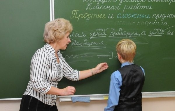 В некоторых регионах РФ продлили осенние каникулы у школьников