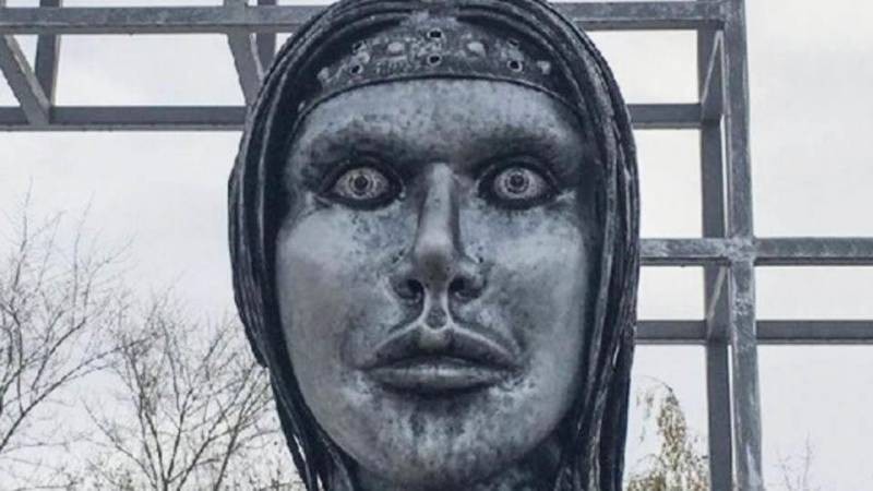 Жуткий и депрессивный: памятник врачу с ребёнком в Хабаровске возмутил горожан