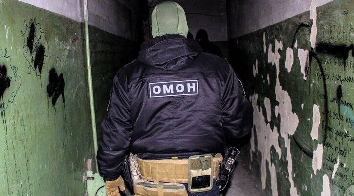 Боец ОМОНа пнул бабушку ветерана СОБРа. Конфликт продолжается