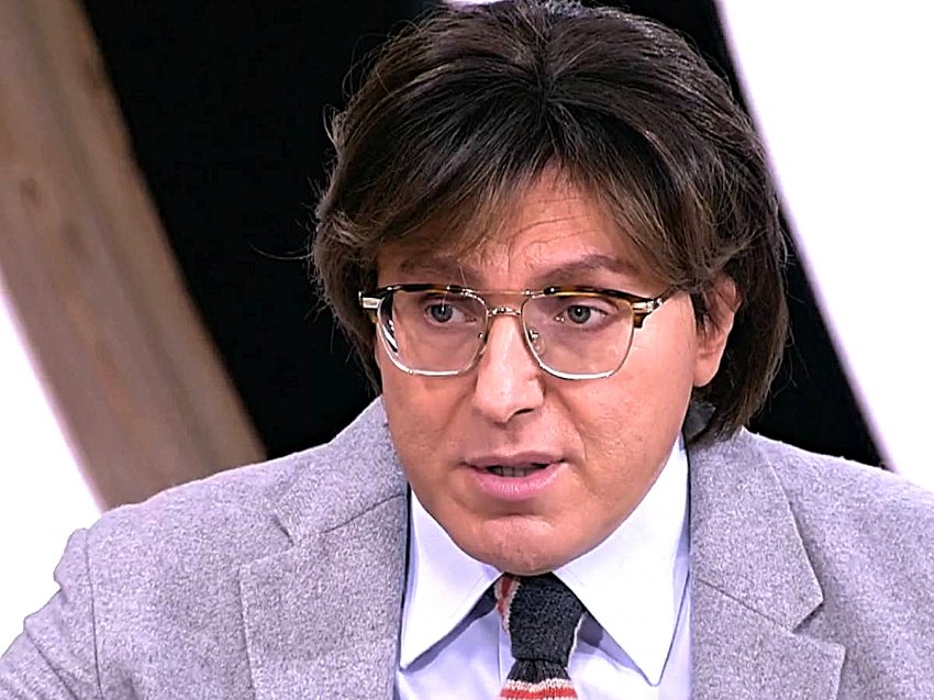 Почему у Малахова отекшее лицо и парик? Чем он болеет?