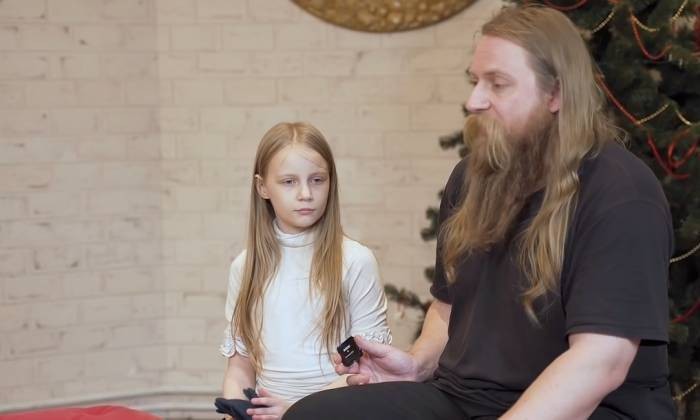 Отец Алисы Тепляковой предлагает ее психологические консультации по 50 тысяч рублей