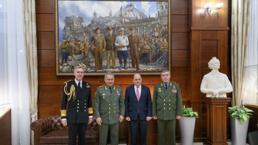 Шойгу и Уоллес сделали совместное фото на фоне известной картины, вызвавшей резонанс