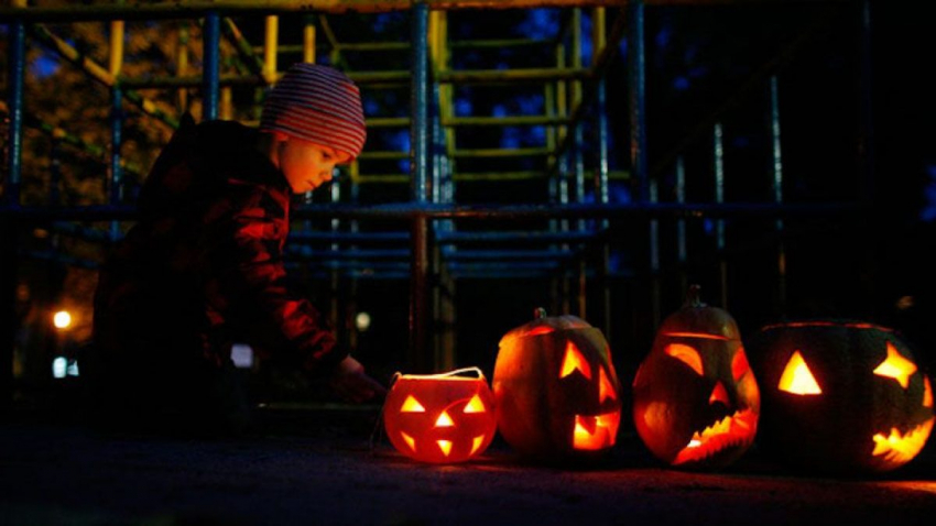 История празднования Хэллоуина: почему люди переодеваются в страшные костюмы и вырезают тыквы