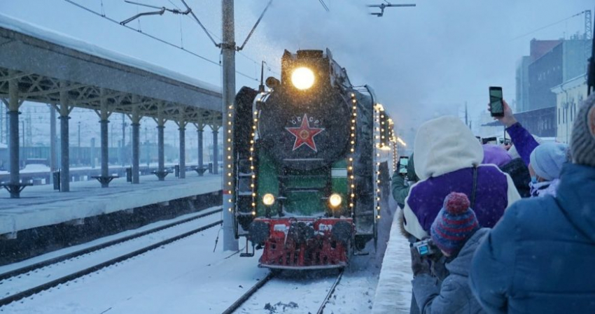 Секреты и чудеса новогоднего поезда: Дед Мороз продолжает радовать деток в РФ