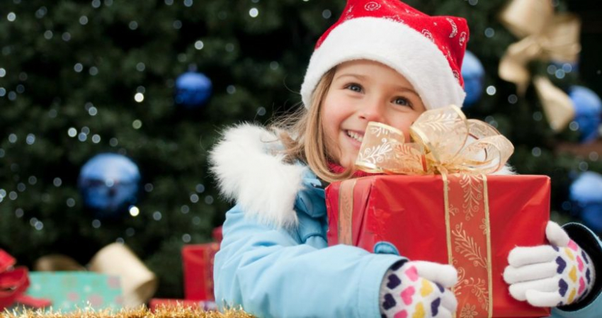 Как тихо и незаметно для детей 31 декабря 2022 года положить под ёлку новогодние подарки