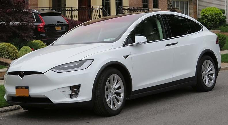 Tesla вернула круглый руль на электромобили Model S и Model X