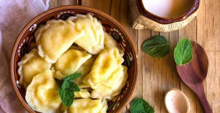 Колядовать в России принято вечером 6 января, а щедровать 13 января 2023 года