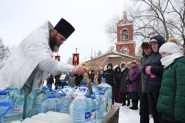 Крещение Господне: чем отличается вода, освященная 18 и 19 января