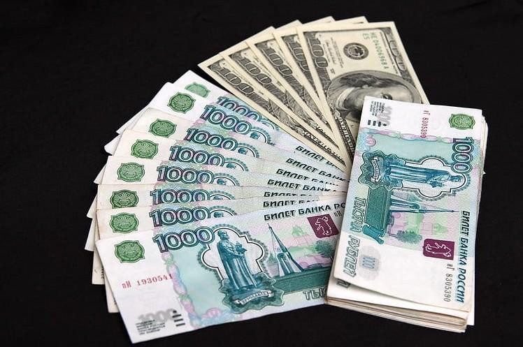 Аналитики прокомментировали падение рубля к доллару днем во вторник