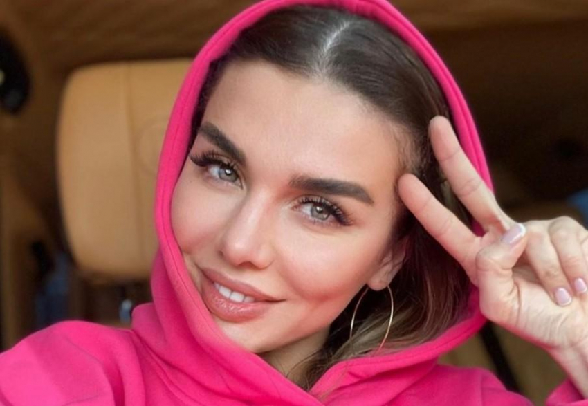 Анна Седокова показала, как выглядит на отдыхе без макияжа
