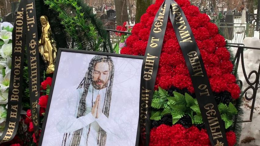 В годовщину смерти Децла могила певца усыпана цветами от благодарных поклонников