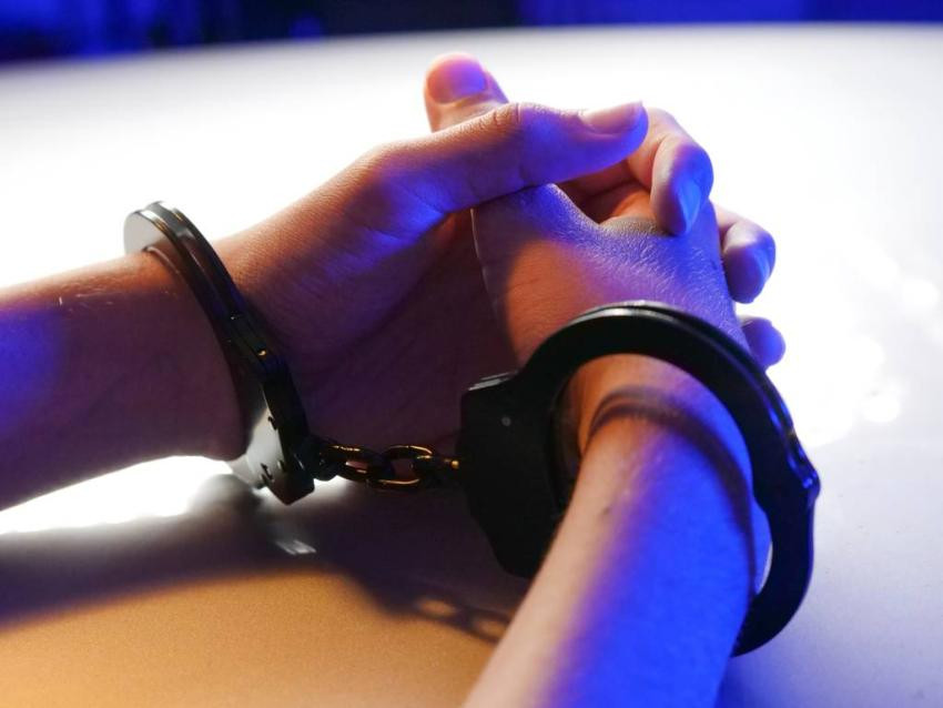 В Минусинске мужчину, пытавшегося выбросить годовалую дочь с 5 этажа, посадили на 2 месяца