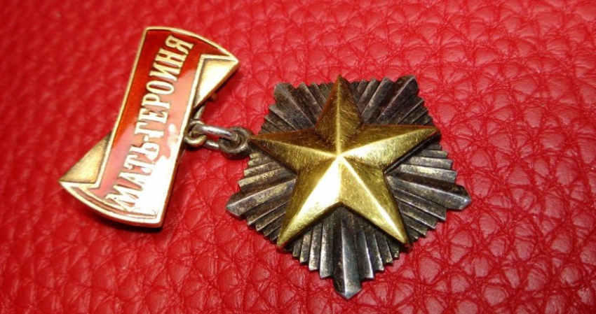 Какие военные атрибуты времен Советского Союза сейчас продаются за бешенные деньги