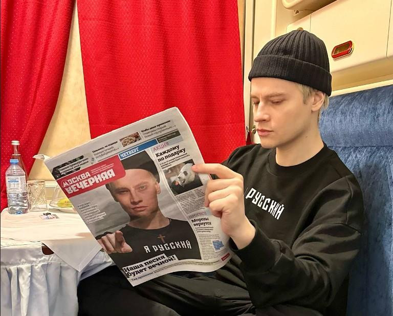 SHAMAN передал 6 гитар с автографами солдатам в зону СВО