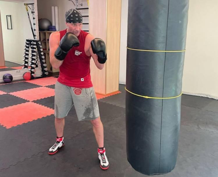 МК: Здоровьем Костомарова занимаются лучшие медицинские умы России и других стран