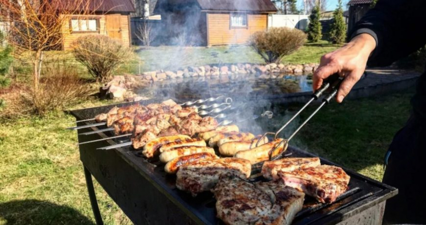 Как не получить штраф за приготовление шашлыка во дворе: ответ юриста Натальи Глебовой