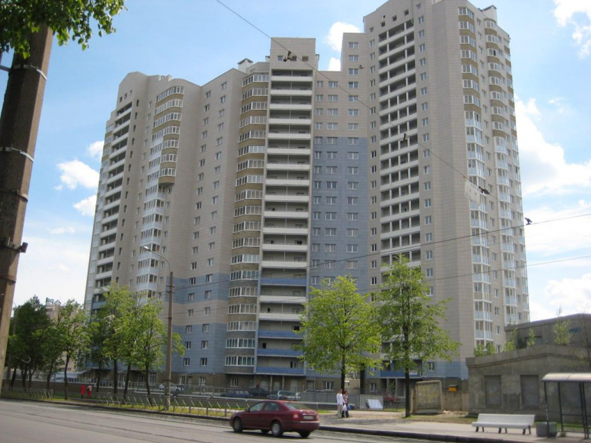В Тюмени во дворе дома обнаружено тело 59-летней россиянки