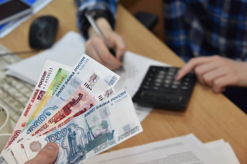 Кому повысят зарплату, а кому сократят выплаты с 1 апреля 2023 года: ответ экспертов