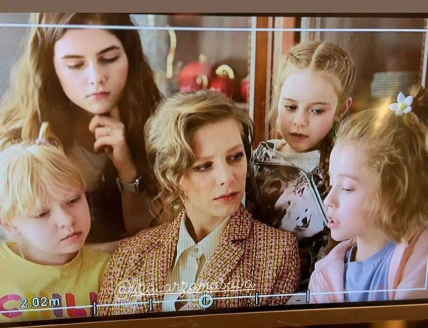 Лиза Арзамасова поделилась фото со съёмок продолжения сериала «Папины дочки»